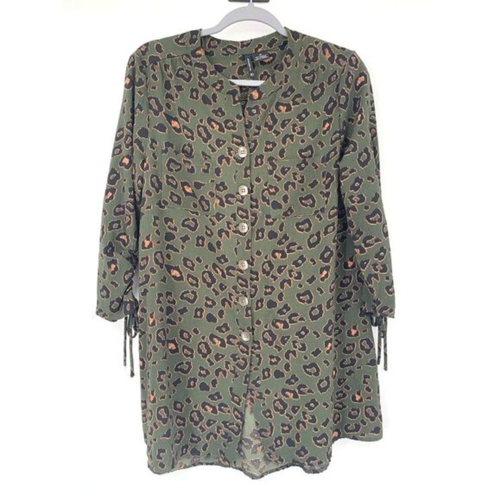 NEW DIRECTIONS  Dark Green‎ Cheetah Print Button Up Women's Shirt Size Medium